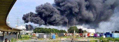 У Німеччині потужний вибух на хімпідприємстві: людей попереджають про небезпечні речовини, є зниклі безвісти (відео)
