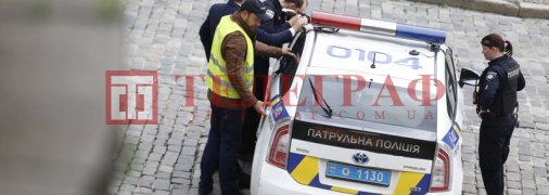 Опыт не пропьешь: патрульные вскрыли авто полиции линейкой прямо у стен Верховной Рады (фото)