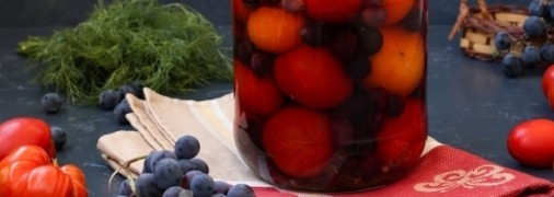 Маринованные помидоры с виноградом