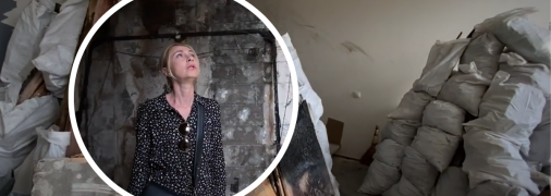 Юлия Бескоровайная на фоне сгоревшей кровати. Ей удалось успеть убежать