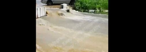 "Форель можно запускать": В Киеве вместо шоссе образовалась бурная река (видео)