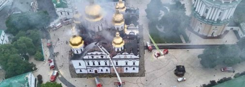 Пожежа в Лаврі після удару