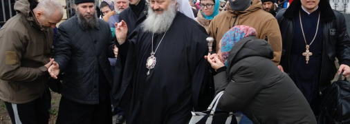 Митрополит прощается с верующими