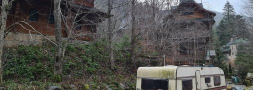 Украинцы говорят, что бывший "замок" напоминает стройку