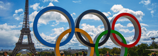 Олимпийские кольца на фоне Эйфелевой башни