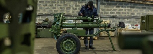 Предприятия ОПК вынуждены самостоятельно восстанавливать производство после обстрелов: это приводит к срывам контрактов