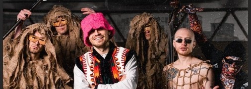 Кліп також пронизаний українськими мотивами