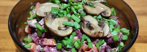 Салат из свеклы, фасоли и грибов