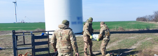 Уламки безпілотника застрягли у гвинті вітряка на Миколаївщині