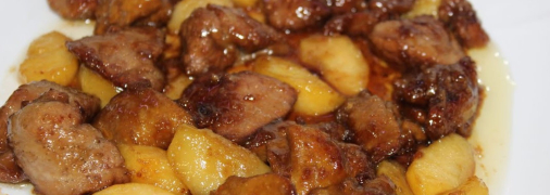 Карамелізована печінка з яблуками