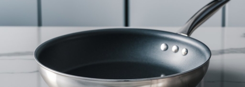 Есть действенные методы, которые помогут вернуть сковороде чистоту (изображение создано с помощью ИИ)