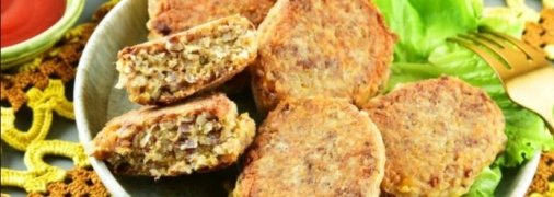 Котлеты получаются хрустящими снаружи и нежными внутри