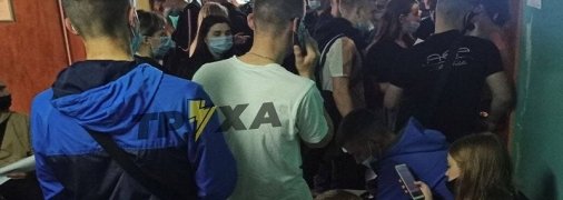 "На всю поликлинику одна медсестра": очередь на вакцинацию от коронавируса в Харькове возмутила сеть