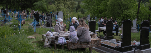 У поминальні дні українці ходять на кладовища