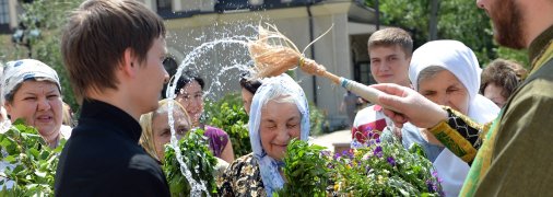 Віруючі освячують букети на свято Трійці