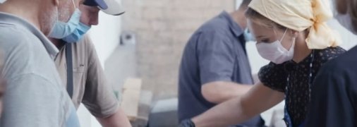 Оксана Марченко накормила бездомных в Киевском Свято-Введенском монастыре (видео)