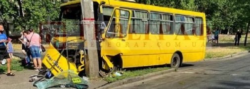 В Киеве маршрутка с пассажирами на полном ходе врезалась в бетонный столб (фото)