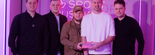 Футболисты Артем Милевский и Александр Алиев с наградой за партнерство в рамках медиапроекта IGNIS FC