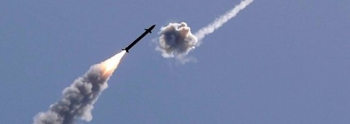 "Железный купол" дал слабину: очевидцы показали мощный обстрел израильского города 135-ю ракетами подряд (фото, видео)