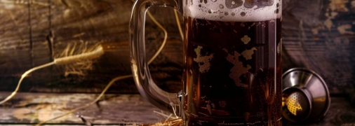 Квас прекрасно освежает в жару (изображение создано с помощью ИИ)