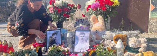 На місце вбивства підлітків приносять квіти та іграшки