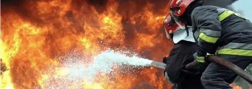 Атака ворога на Київ: виникла пожежа на даху будинку від падіння уламків БПЛА