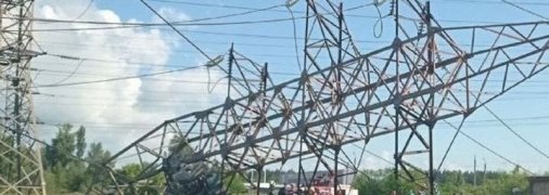 В Киеве опора ЛЭП упала прямо на дорогу: видео момента ЧП и фото последствий