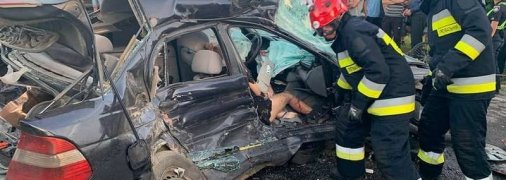 На трассе Киев-Чоп грузовик раздавил легковушку: в салоне BMW погибла 18-летняя девушка (фото)