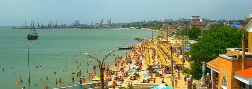 Туристы вовсю плещутся в море: что сейчас происходит на украинских курортах (фото)