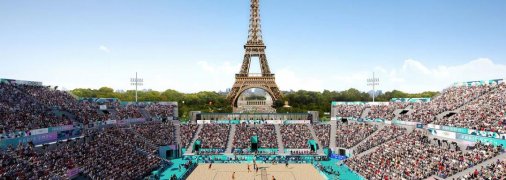 Стадион для  пляжного волейбола возле Эйфелевой башни