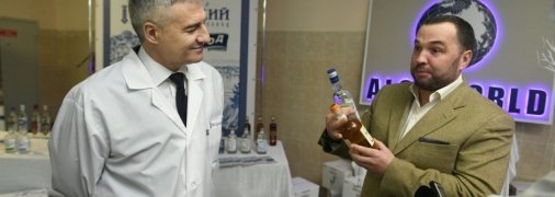 Олександр Глусь (праворуч) показує горілку своєму російському "соратнику"
