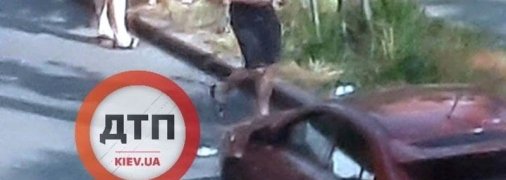 Отлетели на несколько метров: в Киеве женщина с коляской попала в аварию (фото)