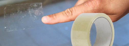 Відмити клей, що лишається на склі від скотчу, дуже непросто