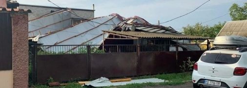 У Дніпрі знесло дах площею в 350 квадратів: його частини пошкодили будинки та авто (фото)