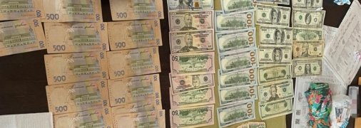 Дешевле учебы на контракте: в столичном вузе торговали дипломами (фото)