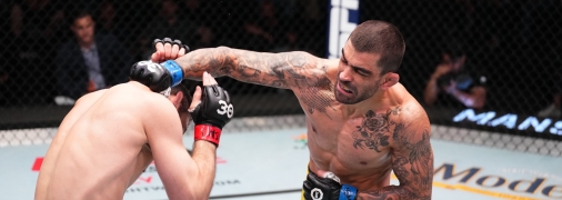 Дос Сантос победил раздельным решением судей