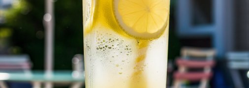 Лимонад чудово освіжає у спеку (зображення створено за допомогою ШІ)