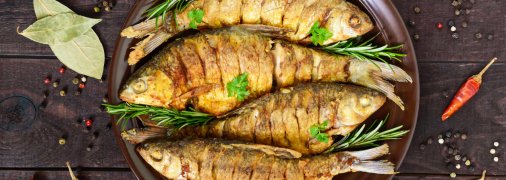 Карп "По-царски": запеченный с луком в нежном сметанном соусе