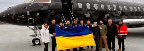 Астронавту Айзекману подарили сине-желтый флаг