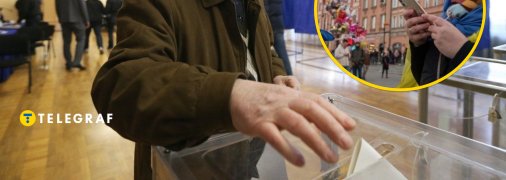 Мужчина на избирательном участке, женщина со смартфоном