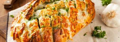 Горячая закуска из хлеба, сыра и вяленых томатов