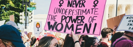 На фото зображено групу жінок, які йдуть на мітинг з нагоди 8 березня