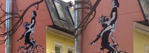 "Раком, боком и с прискоком": пикантное граффити с парой на велосипеде в Одессе развеселило сеть