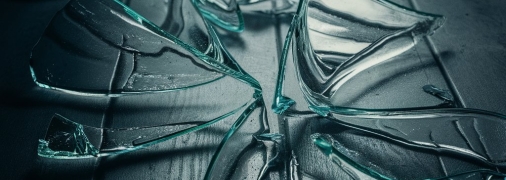 Разбитое стекло можно быстро собрать с пола (изображение создано с помощью ИИ)