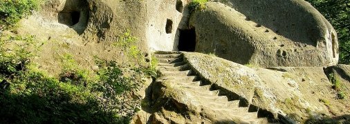 Монастырский комплекс разделен на два яруса.