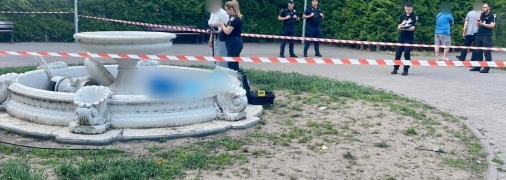 НП у фонтані