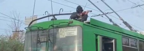 Скрипач не успел зайти в общественный транспорт.