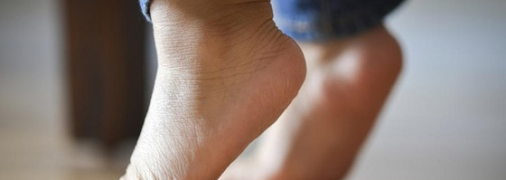 Ребенок ходит на цыпочках: причины и советы специалистов