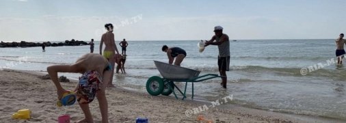 Азовское море атаковали медузы: на пляже в Запорожской области с ними борется экскаватор (фото, видео)