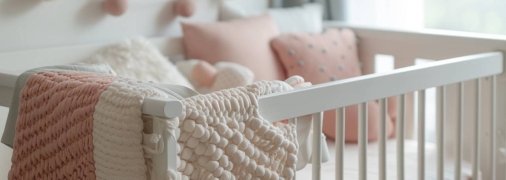 Если вы верите в приметы, лучше не покупать вещи ребенку до его рождения (изображение создано с помощью ИИ)